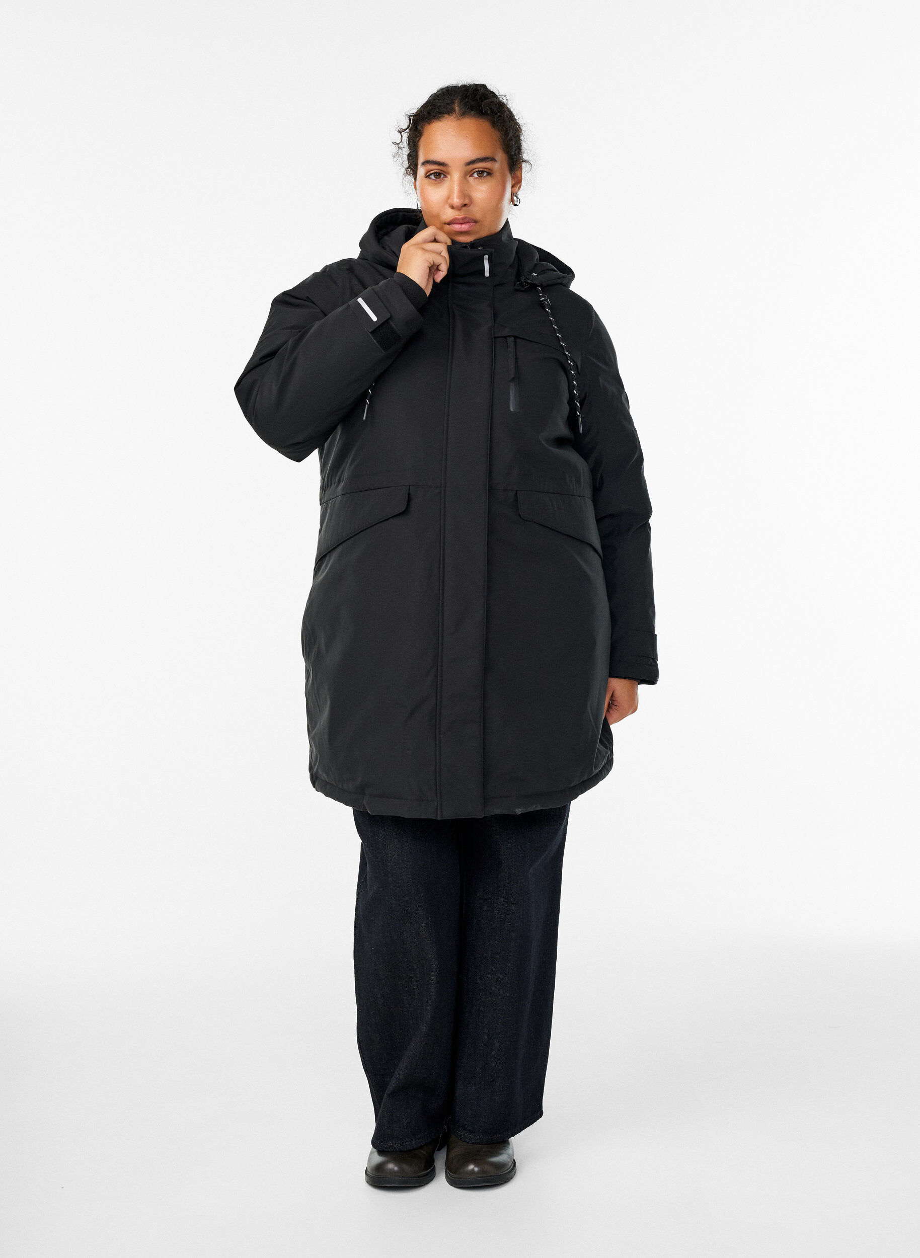 Zizzi Vannavst&oslash;tende parka med hette og funksjonelle detaljer, Svart, Model image number 1