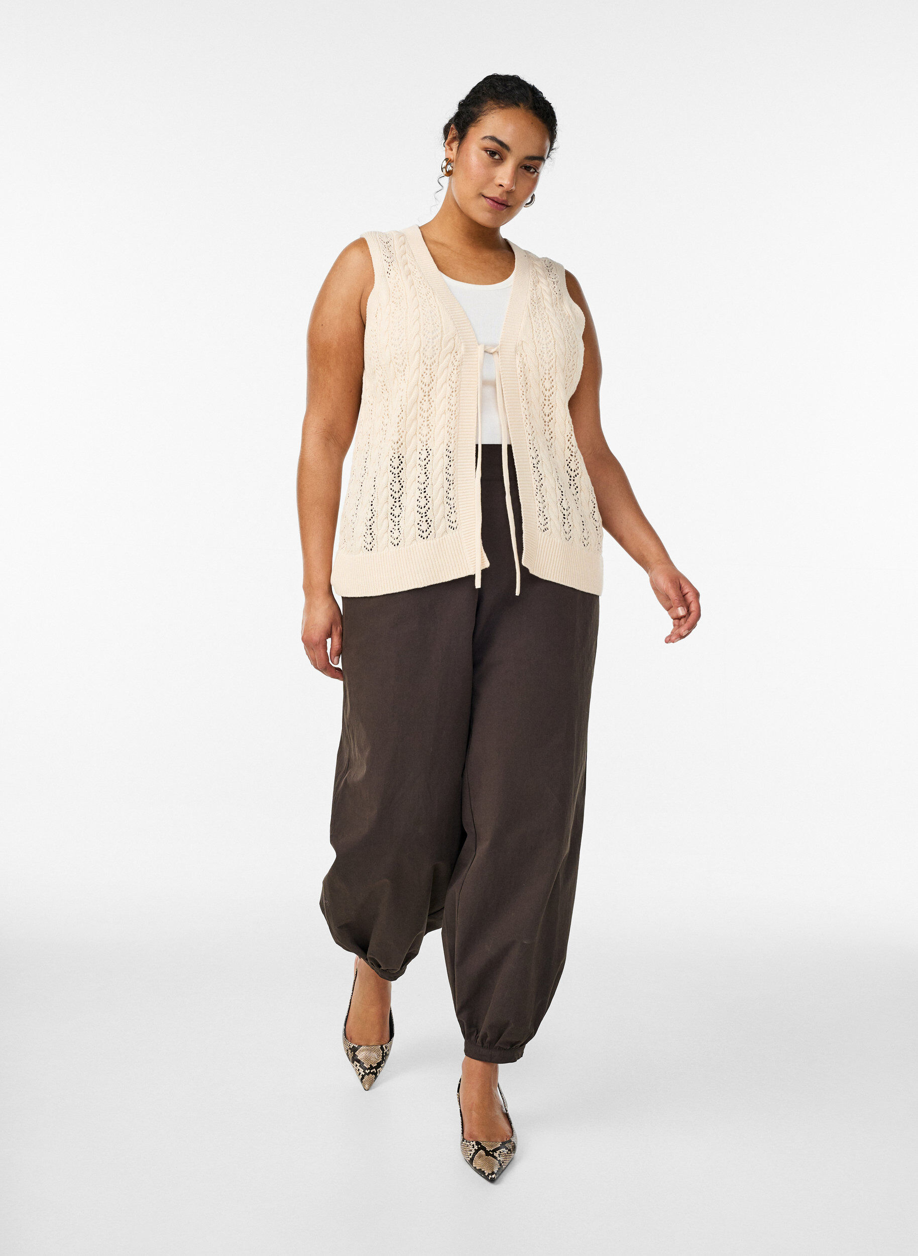 Zizzi Strikket vest med hullbroderi og knyting, Beige, Model image number 1