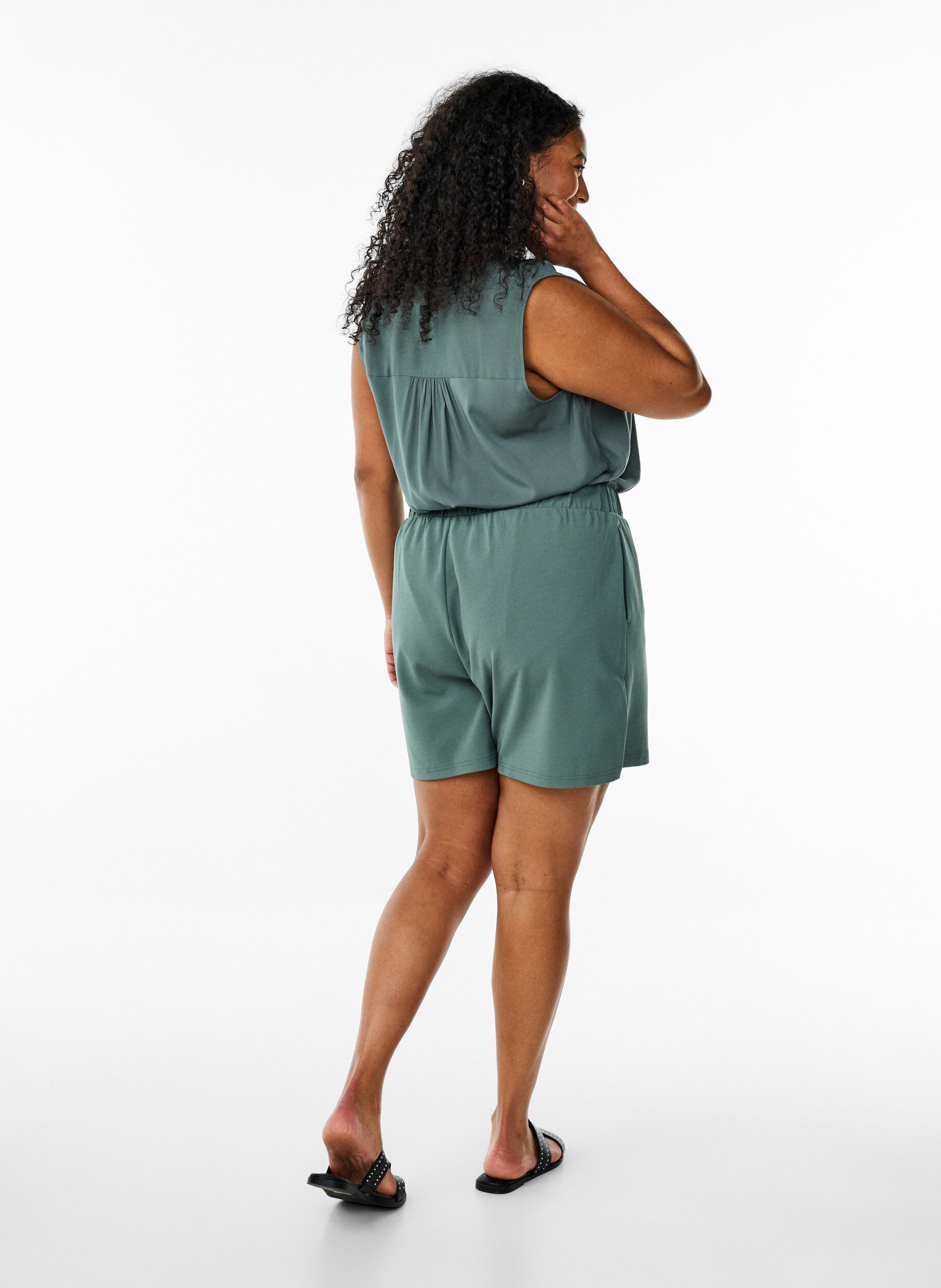 Zizzi FLASH - L&oslash;stsittende shorts med lommer, Gr&oslash;nn, Model image number 1