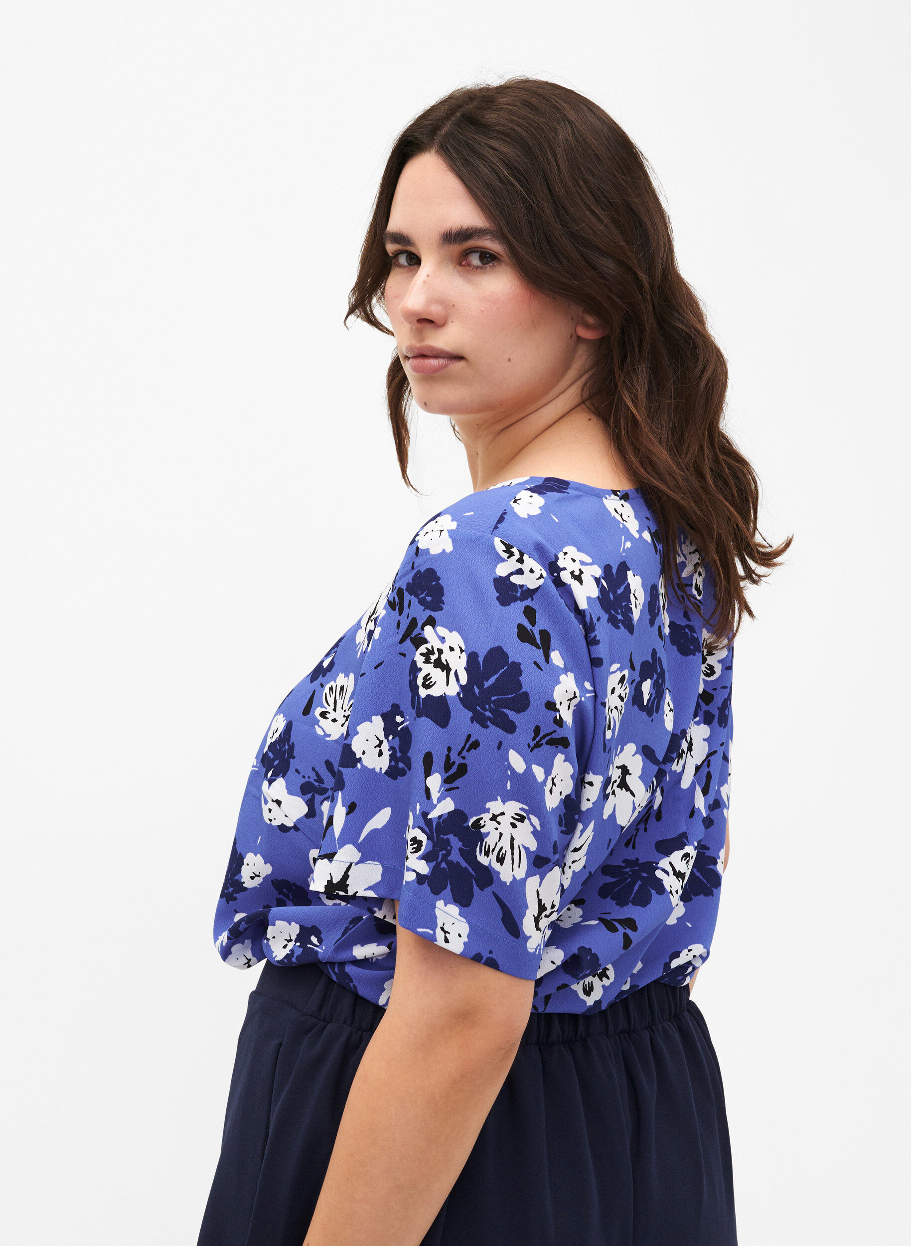 Zizzi FLASH - Bluse med korte ermer og trykk, Amparo Blue Flower, Model image number 1
