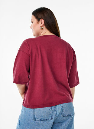 Zizzi Kort T-skjorte med Loose fit, Mørk Bordeaux, Model image number 2