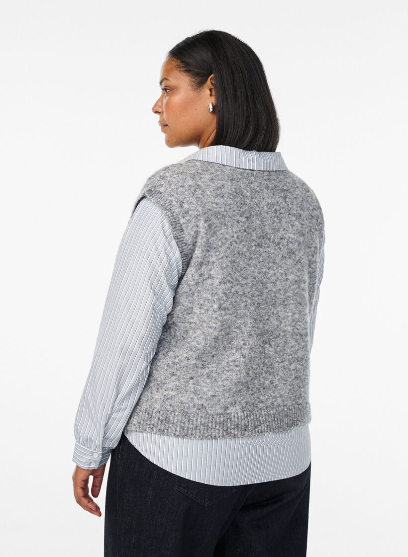 Mønstret strikkevest med dekorative knapper, Medium Grey Melange, Model