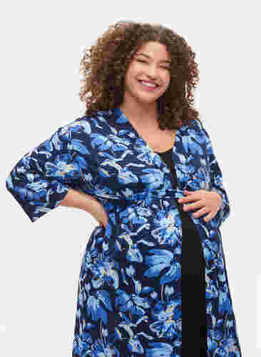 Kimono til gravide med 3/4-ermer, Blue Flower Print, Model image number 2