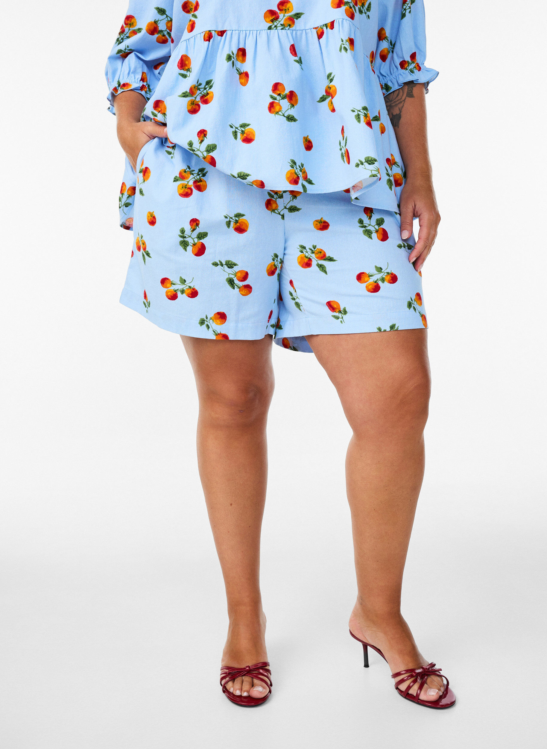 Bomullsshorts med tomattrykk og h&oslash;y midje, Bl&aring;, Model