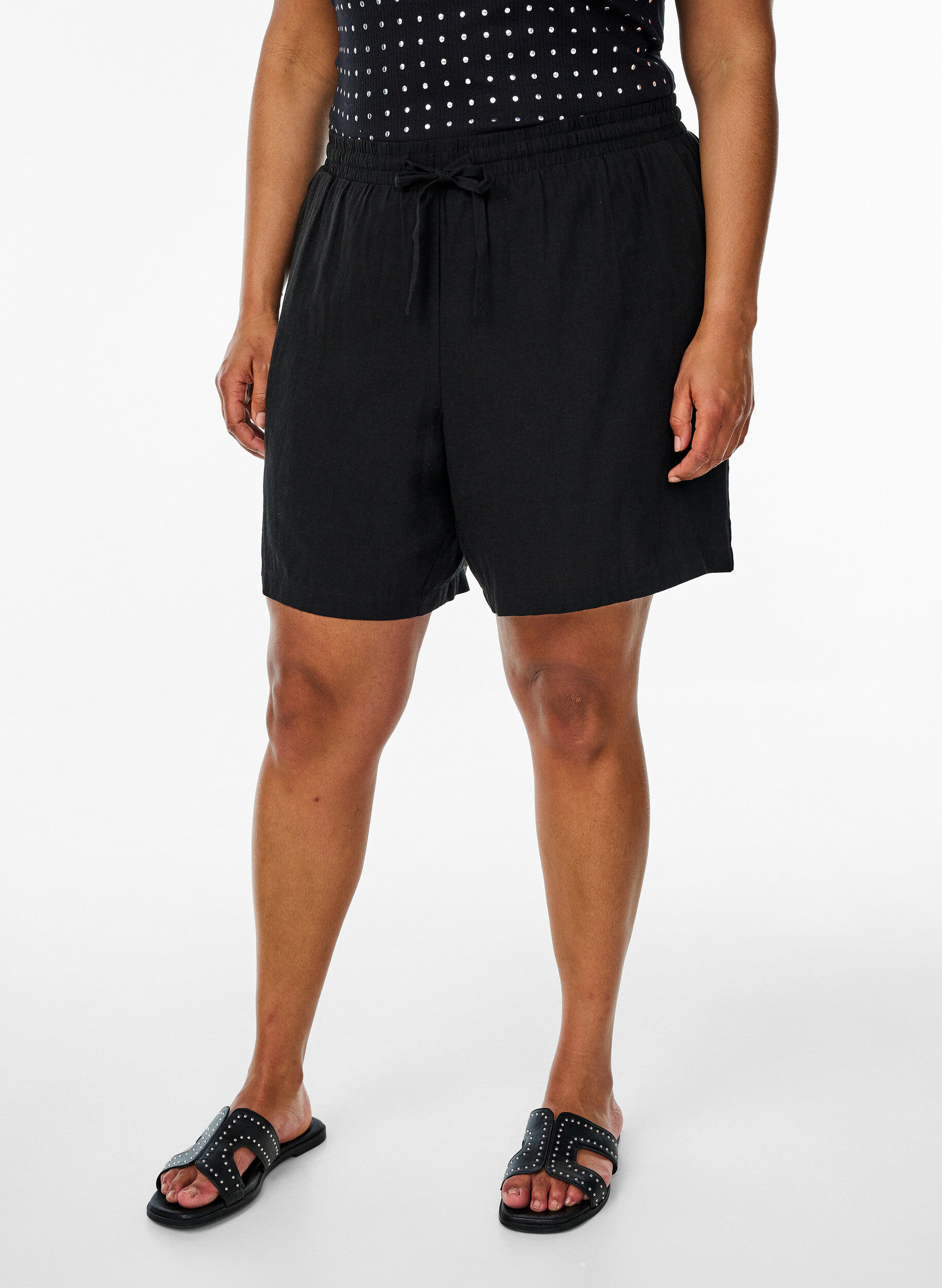 Zizzi L&oslash;se shorts i lin og viskose, Svart, Model image number 3