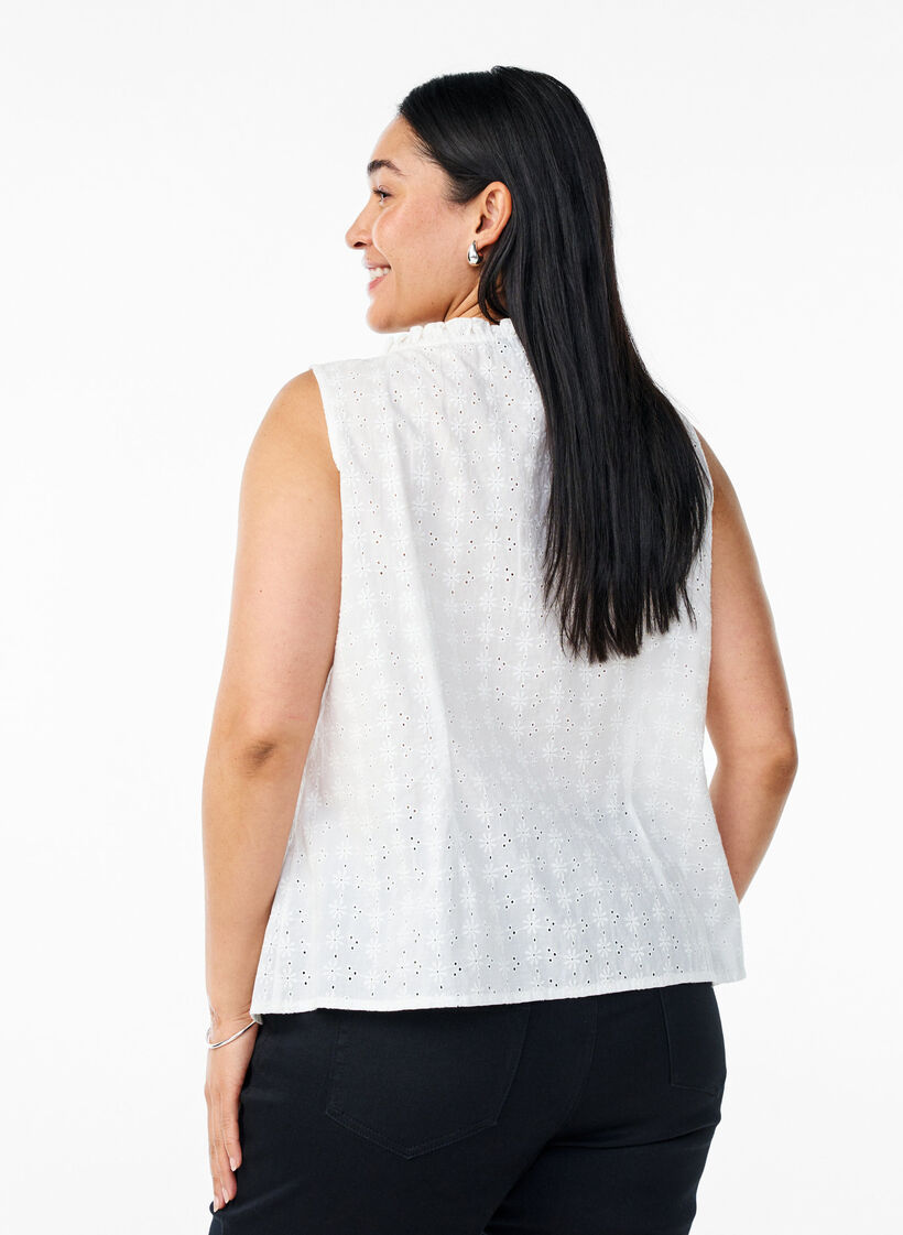 Ermeløs bluse med broderi anglaise og volanger, Vanilje, Model image number 2