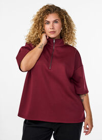 Kortermet genser med høy hals, Mørk Bordeaux Kortermet genser med høy hals, Mørk Bordeaux, Model