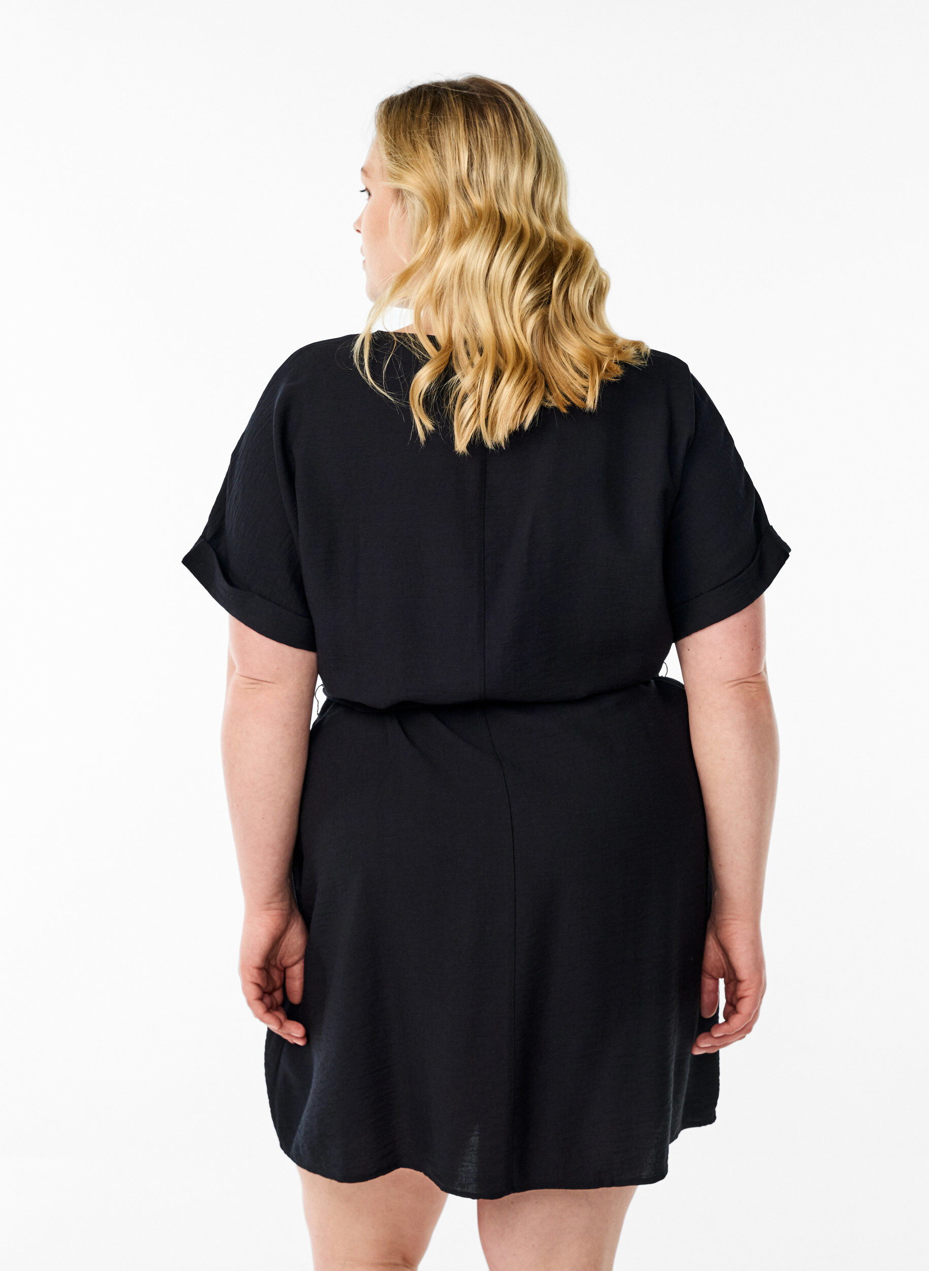 Zizzi Kort kjole med ledig passform og bindebelte, Svart, Model image number 2