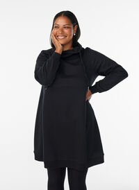 FLASH - Kort genserkjole med høy hals og lommer, Svart FLASH - Kort genserkjole med høy hals og lommer, Svart, Model