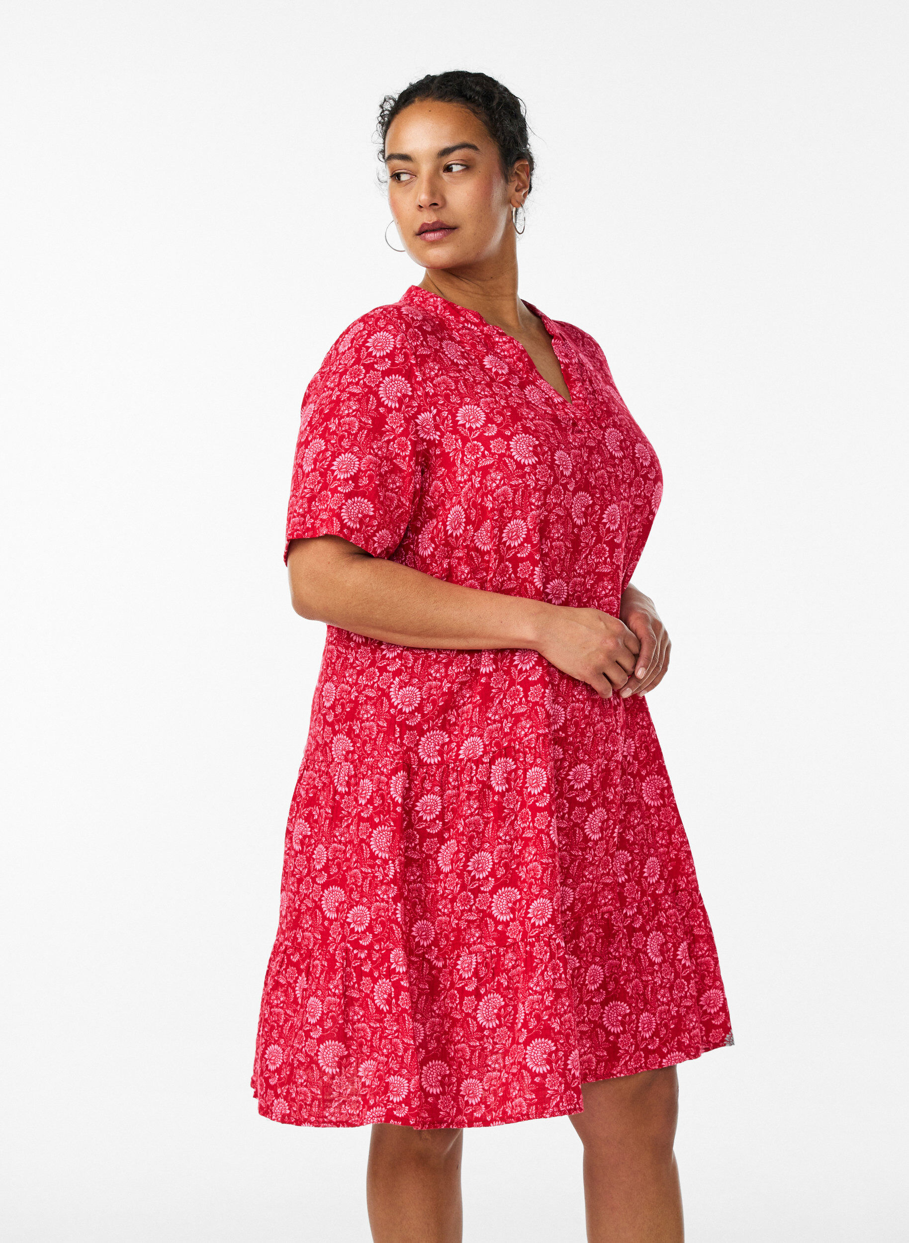 Kort A-linjekjole i bomullsmuslin, R&oslash;d, Model