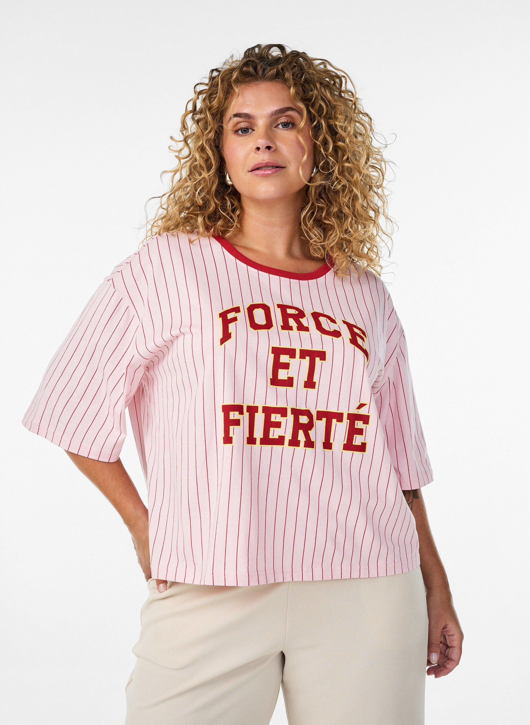 Boxy T-skjorte med striper og statement-trykk, Rosa, Model