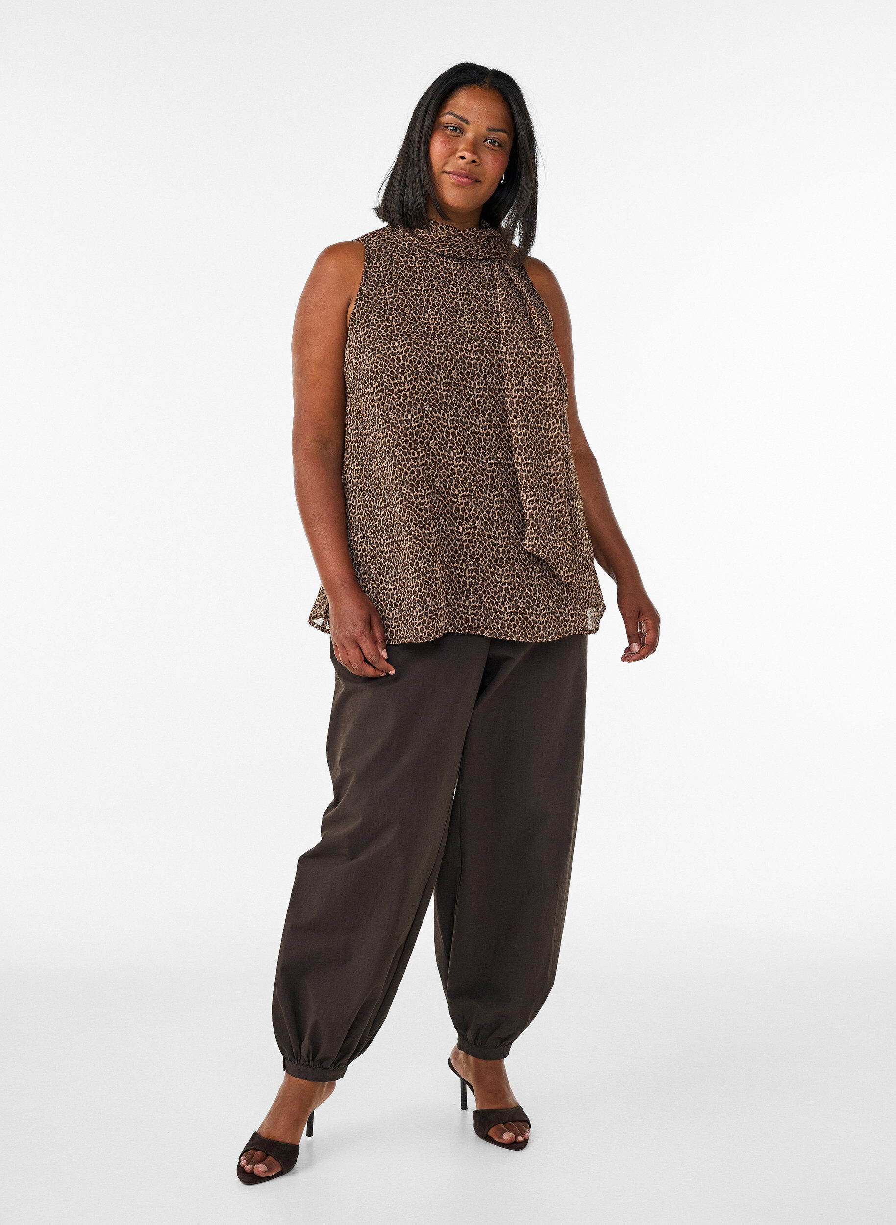 ZizziBluse med h&oslash;y hals uten ermer og sl&oslash;yfe, Brun, Model image number 1
