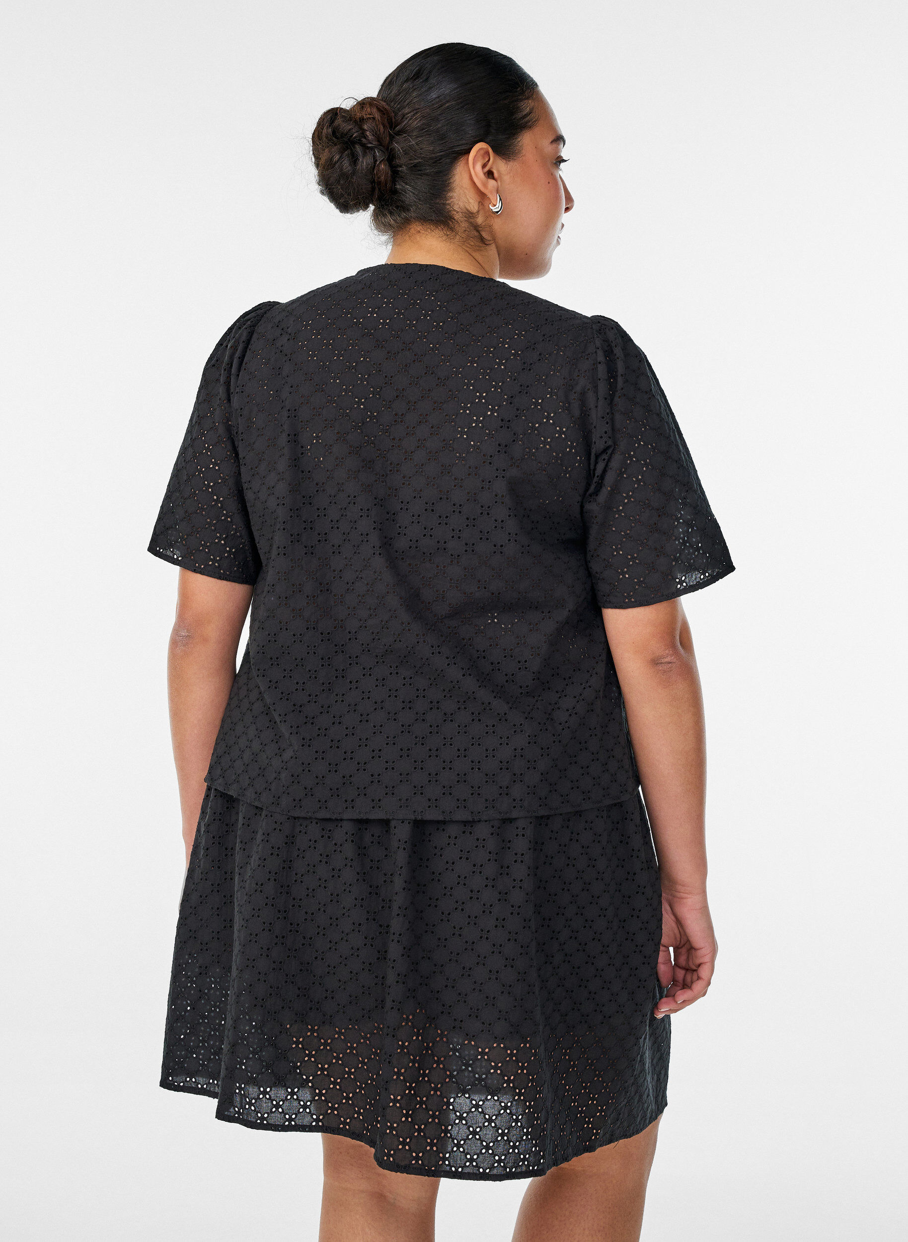 ZizziBluse i broderie anglaise med knappelukking, Svart, Model image number 2