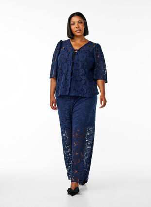 Zizzi Bluse med blonder, 3/4 ermer og sløyfer foran, Black Iris, Model image number 2