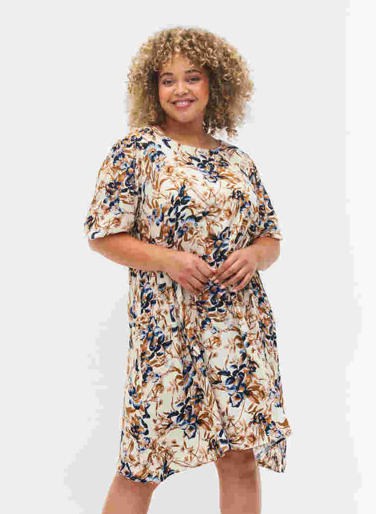 Kortermet viskosekjole med paisleymønster, Ecru Flower, Model