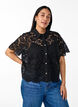 Skjortebluse i blonde med perleknapper, Svart, Model image number 0