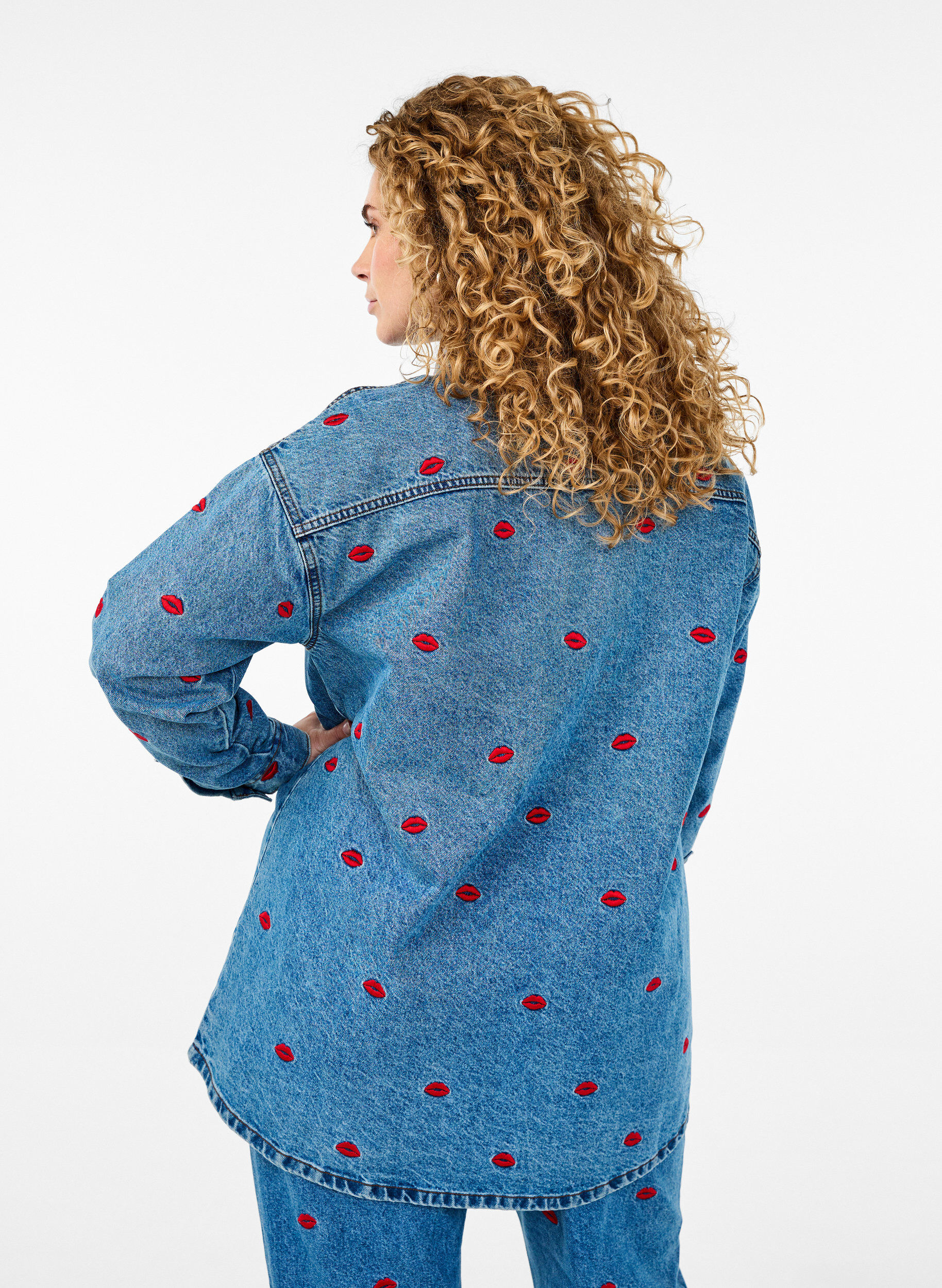 Zizzi L&oslash;s denimskjorte med broderte lepper, Light Blue Kiss, Model image number 1