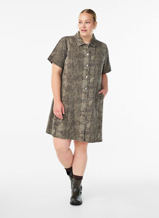 Zizzi Kort denim skjortekjole med slangeprint, Light Snake AOP, Model image number 0