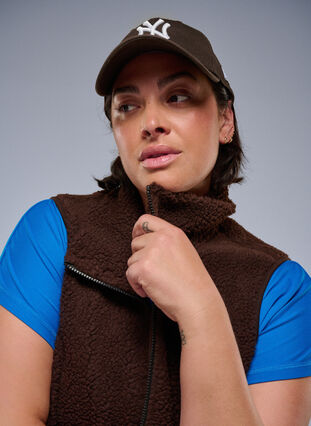 Zizzi Teddy fleece vest med glidelås og lommer, Hot Fudge, Image image number 0