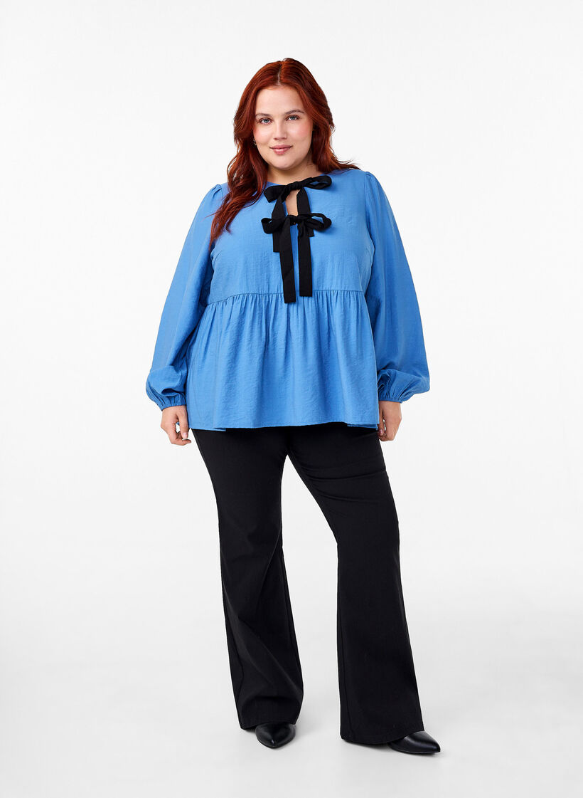 Viskosebluse med sløyfer og lange ermer, Riverside Black Bow, Model image number 3