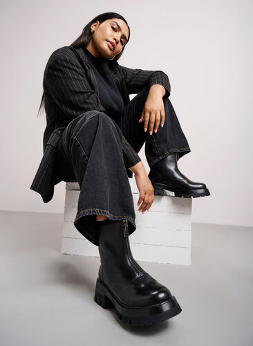 Zizzi Korte skinnboots med glidelås og bred passform, Black, Image image number 1