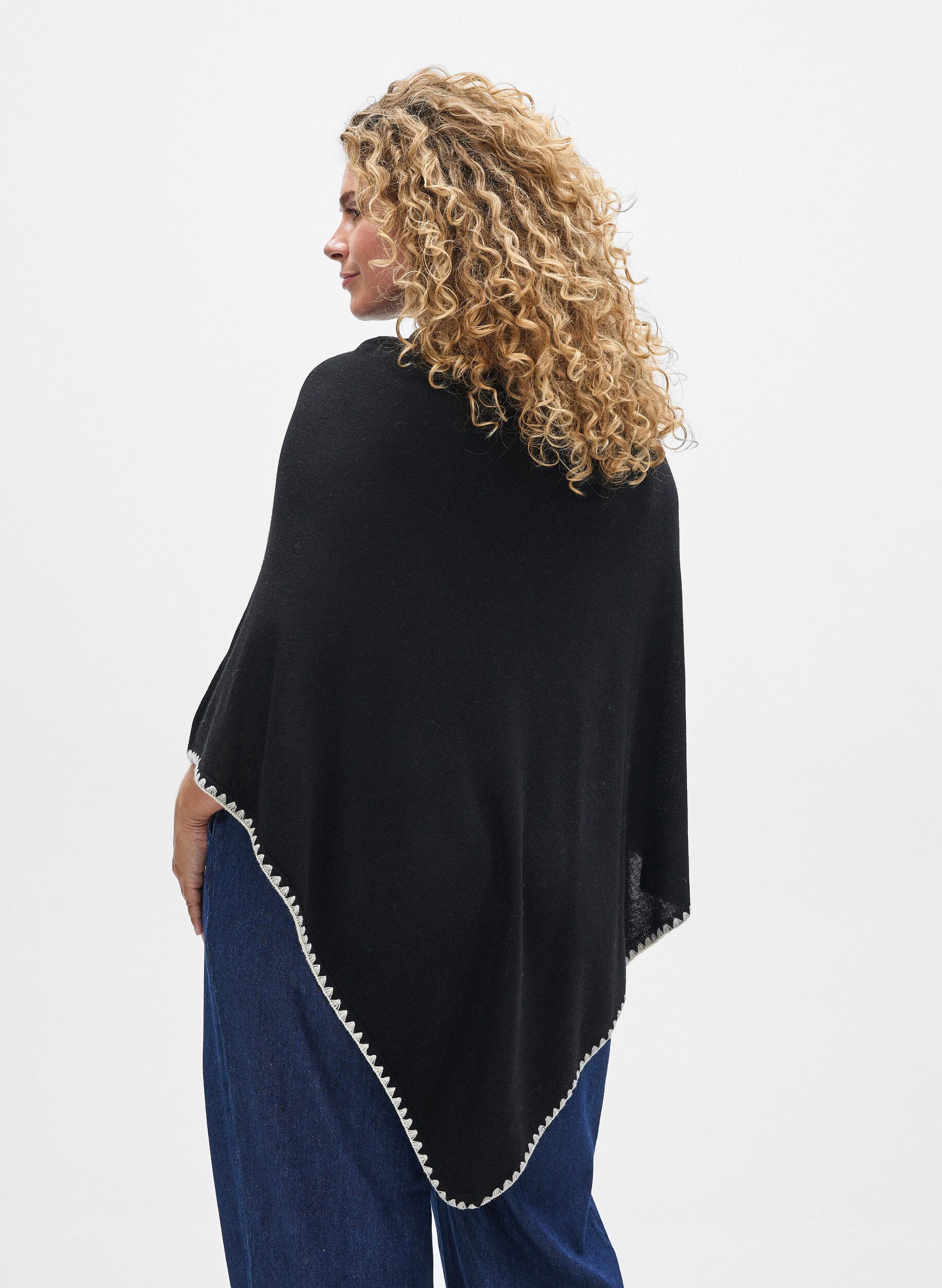 ZizziFinstrikket poncho, Svart, Model image number 2
