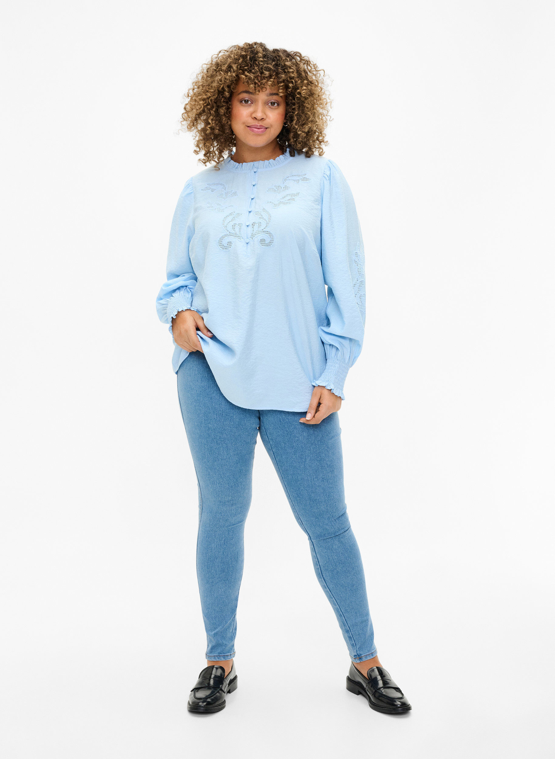 Zizzi Bluse med volanger og broderi anglaise, Chambray Blue, Model image number 2