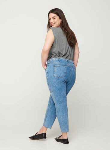 Cropped mom fit Mille jeans med en løs passform, Light blue denim, Model image number 1