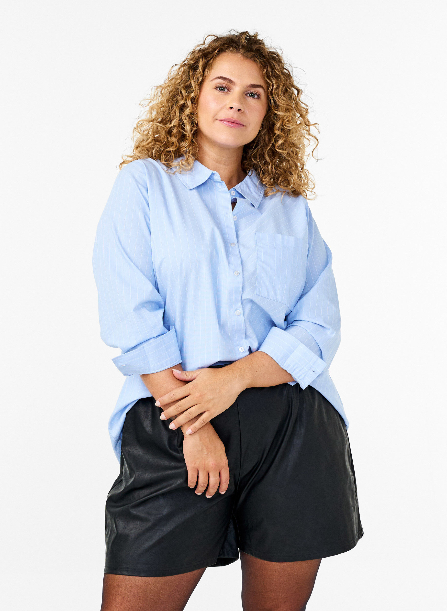 Zizzi L&oslash;se shorts i imitert skinn, Black, Model image number 0