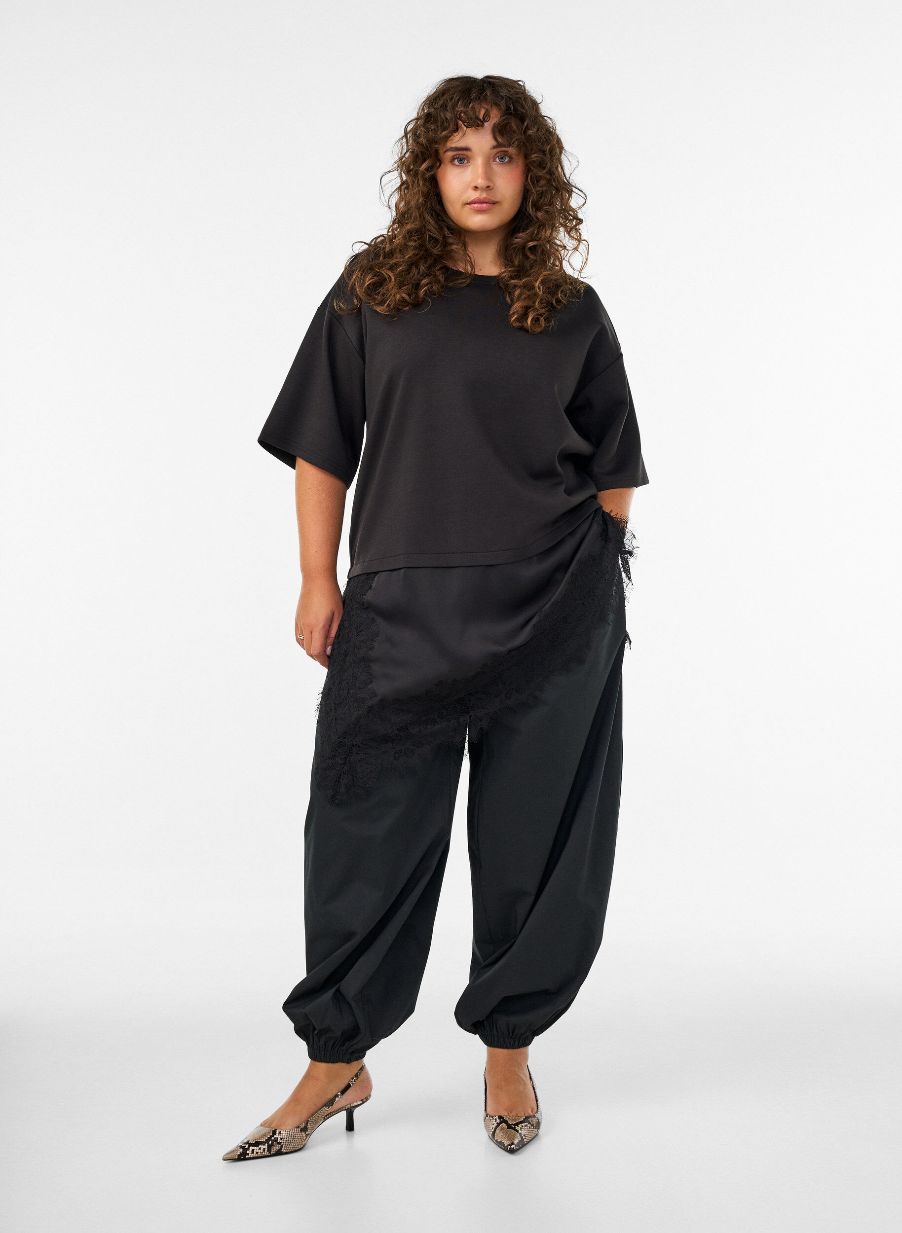 ZizziJerseybluse med lag-p&aring;-lag-look og blonder, Svart, Model image number 1