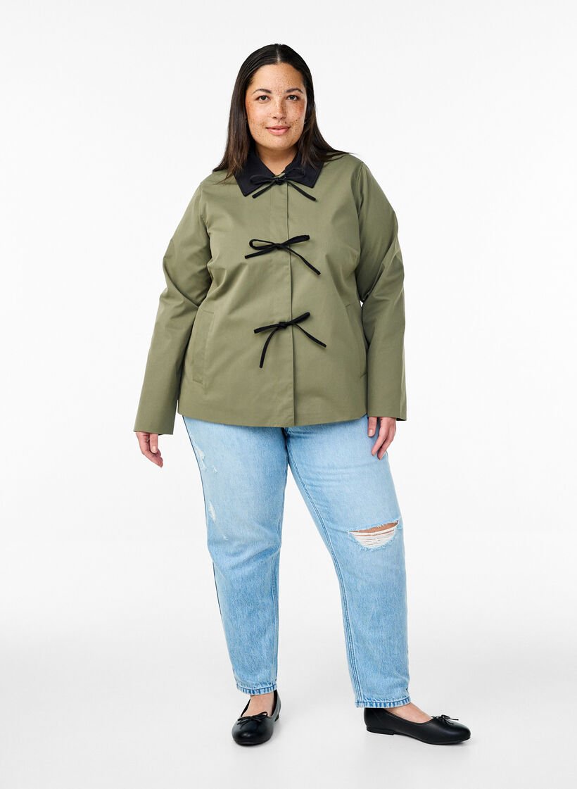 Vårjakke med sløyfe-detaljer, Deep Lichen Green, Model