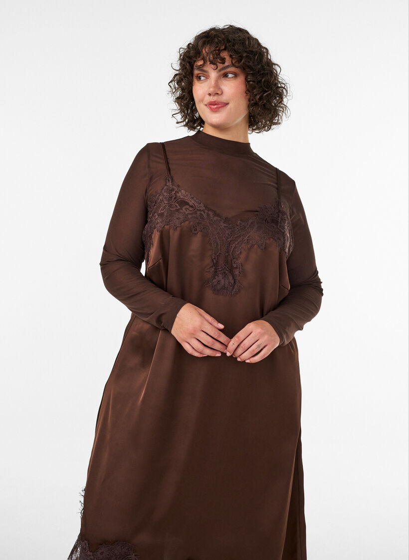 Satengkjole med blonder og asymmetrisk fold, Brun, Model image number 2