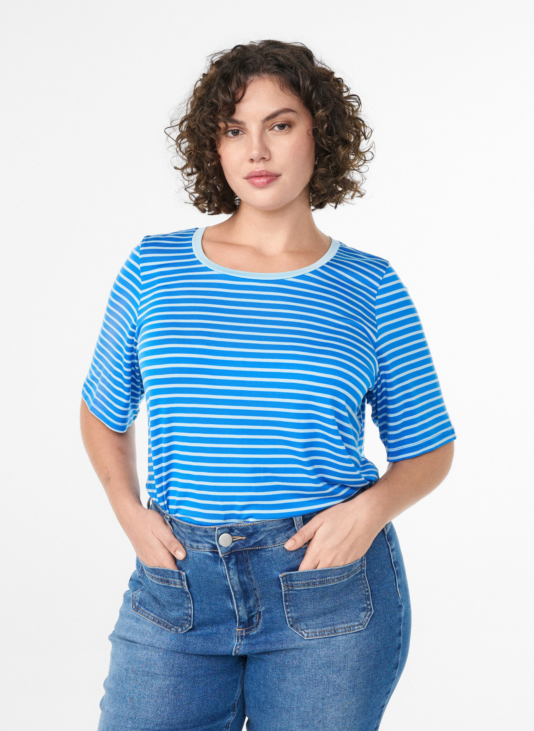T-skjorte med TENCEL&trade; Lyocell og striper, Bl&aring;, Model