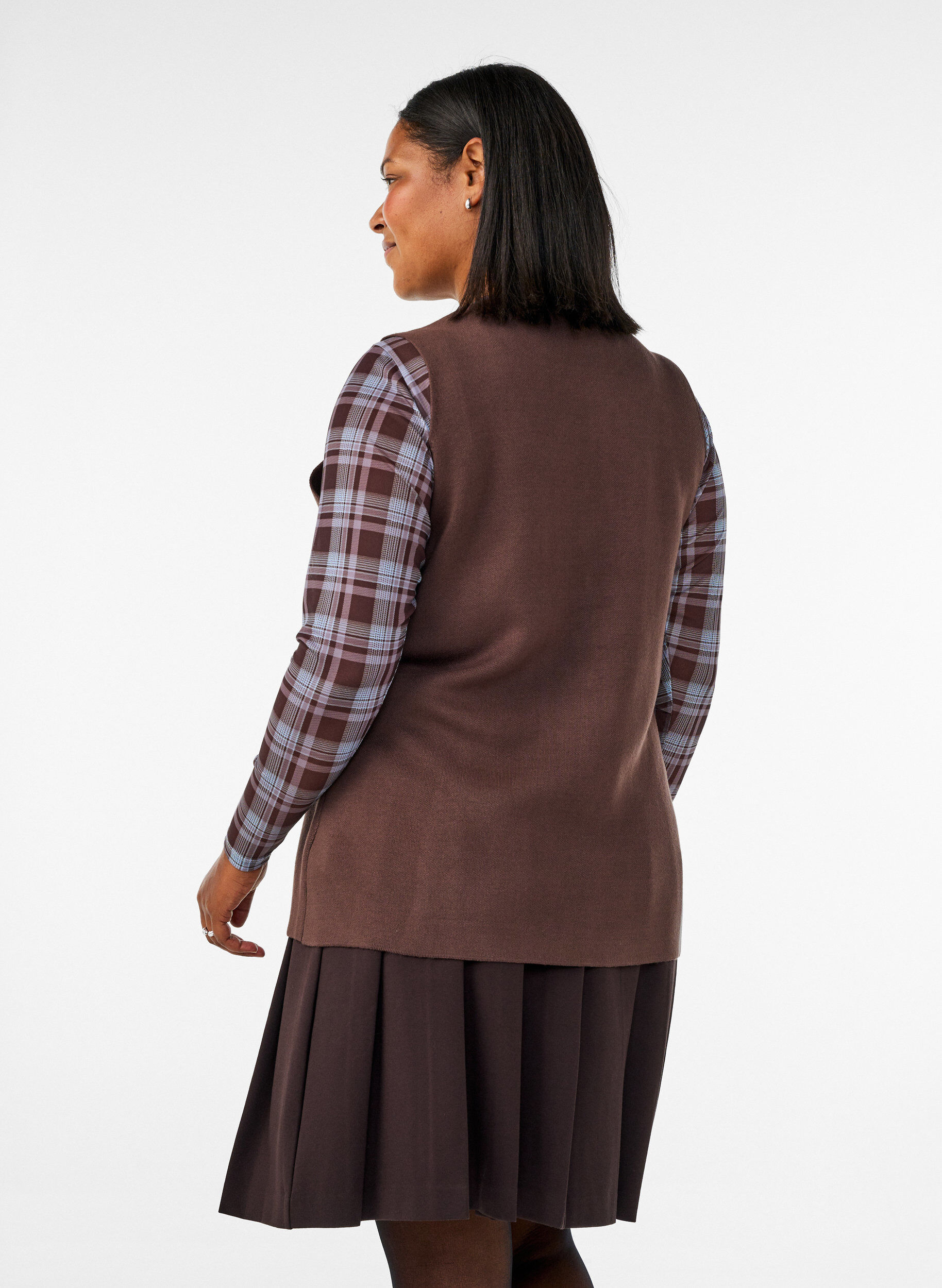 ZizziErmel&oslash;s strikkevest med dekorative knapper, Brun, Model image number 2
