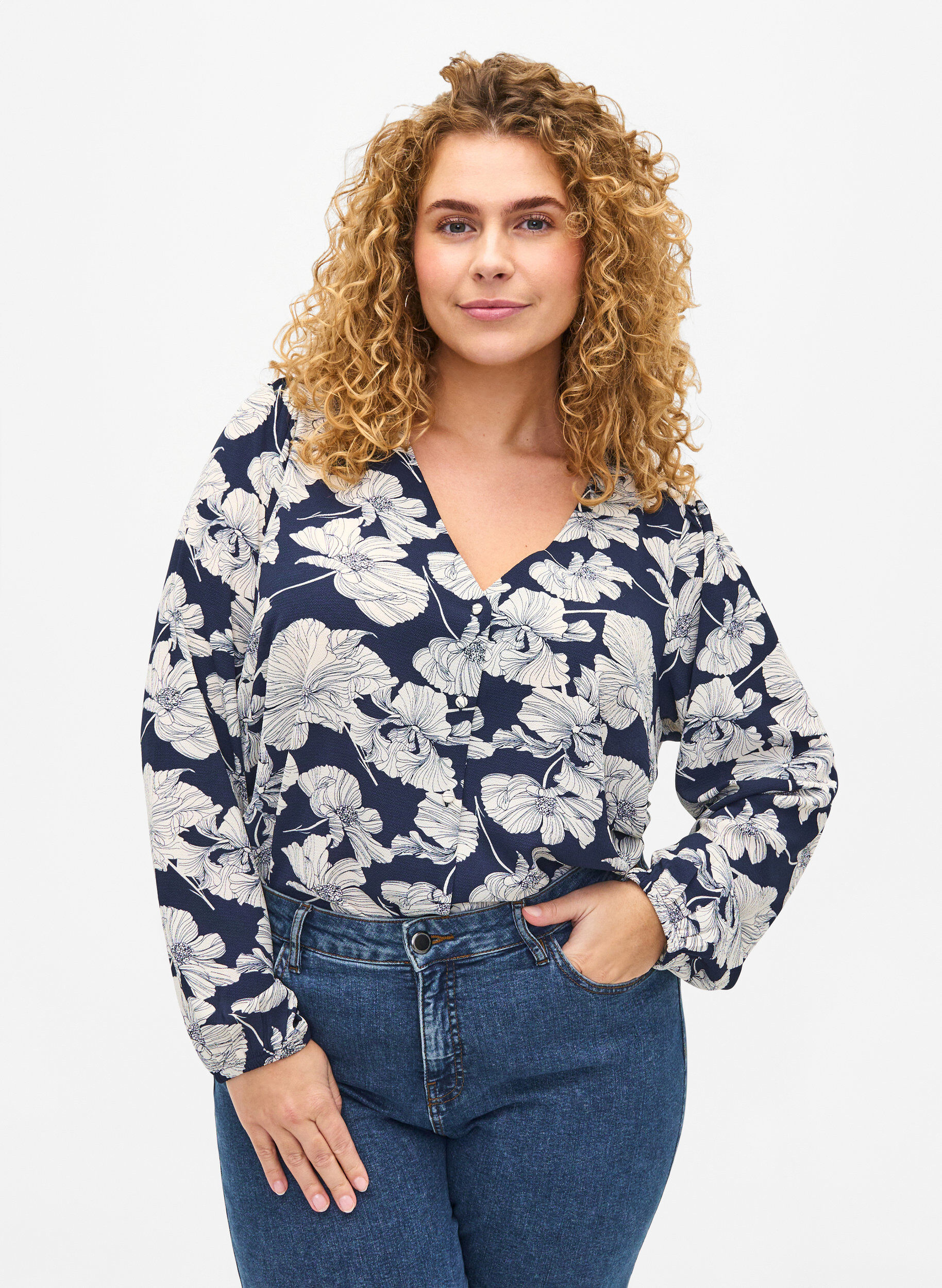 Zizzi Skjortebluse med v-hals og trykk, Navy B. Flower AOP, Model image number 0