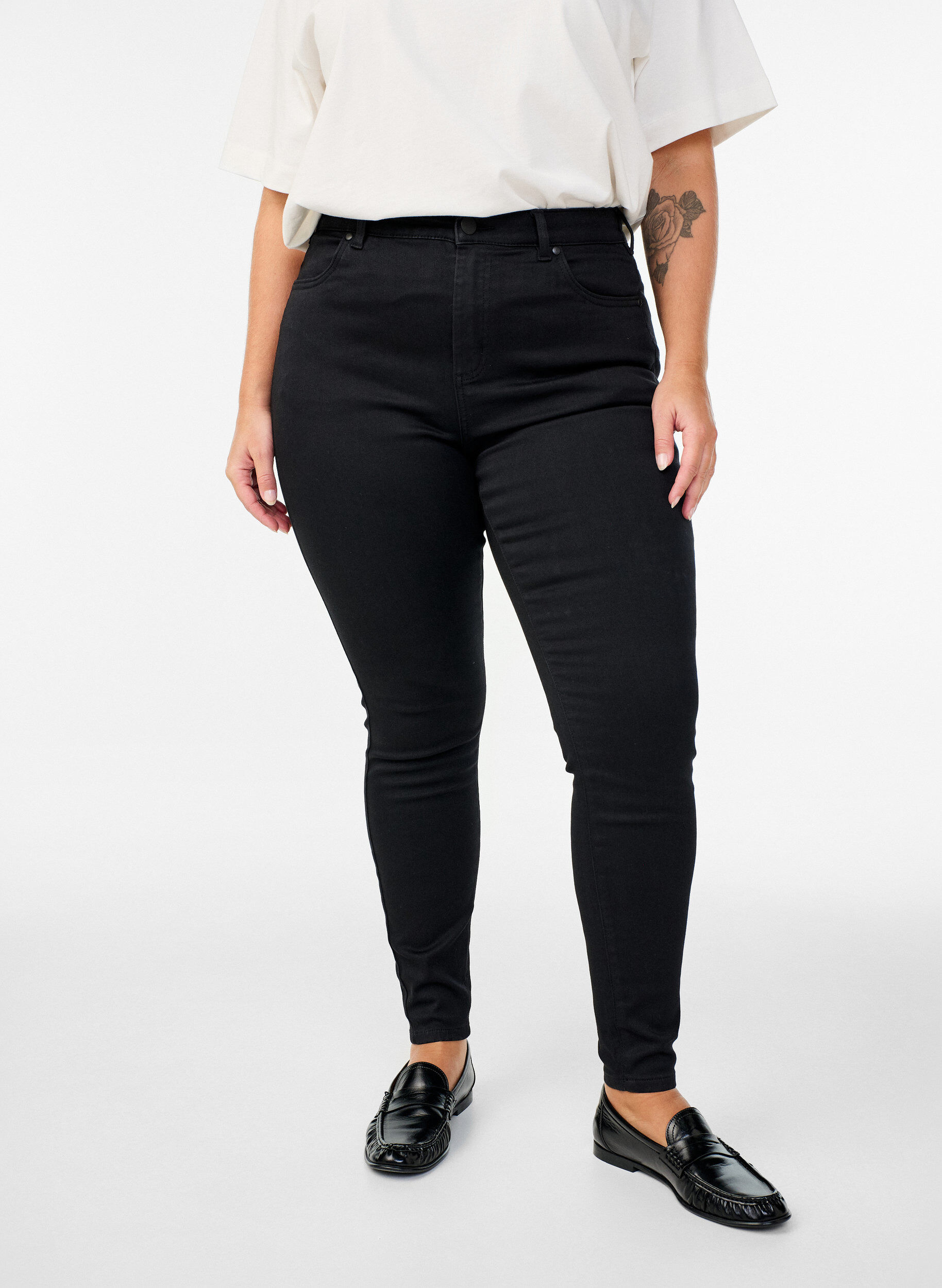 ZizziSuper slim Amy jeans med h&oslash;y midje, Svart, Model image number 2