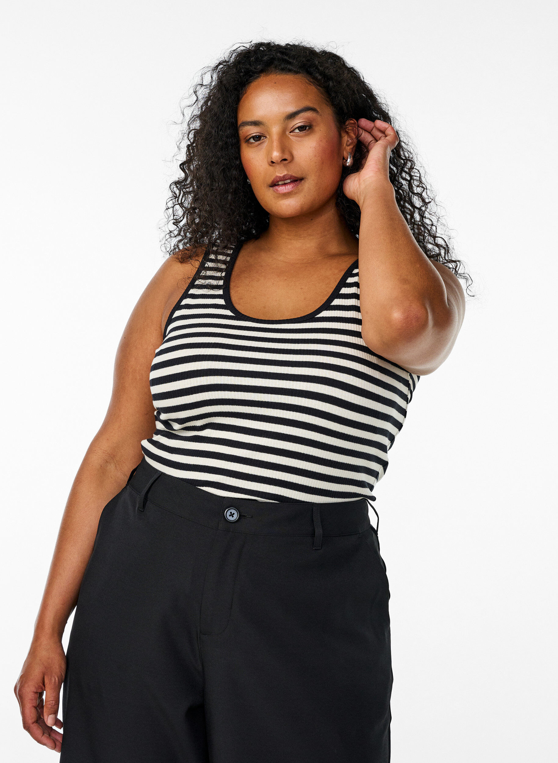 Stripete ribbestrikket singlet, Svart, Model