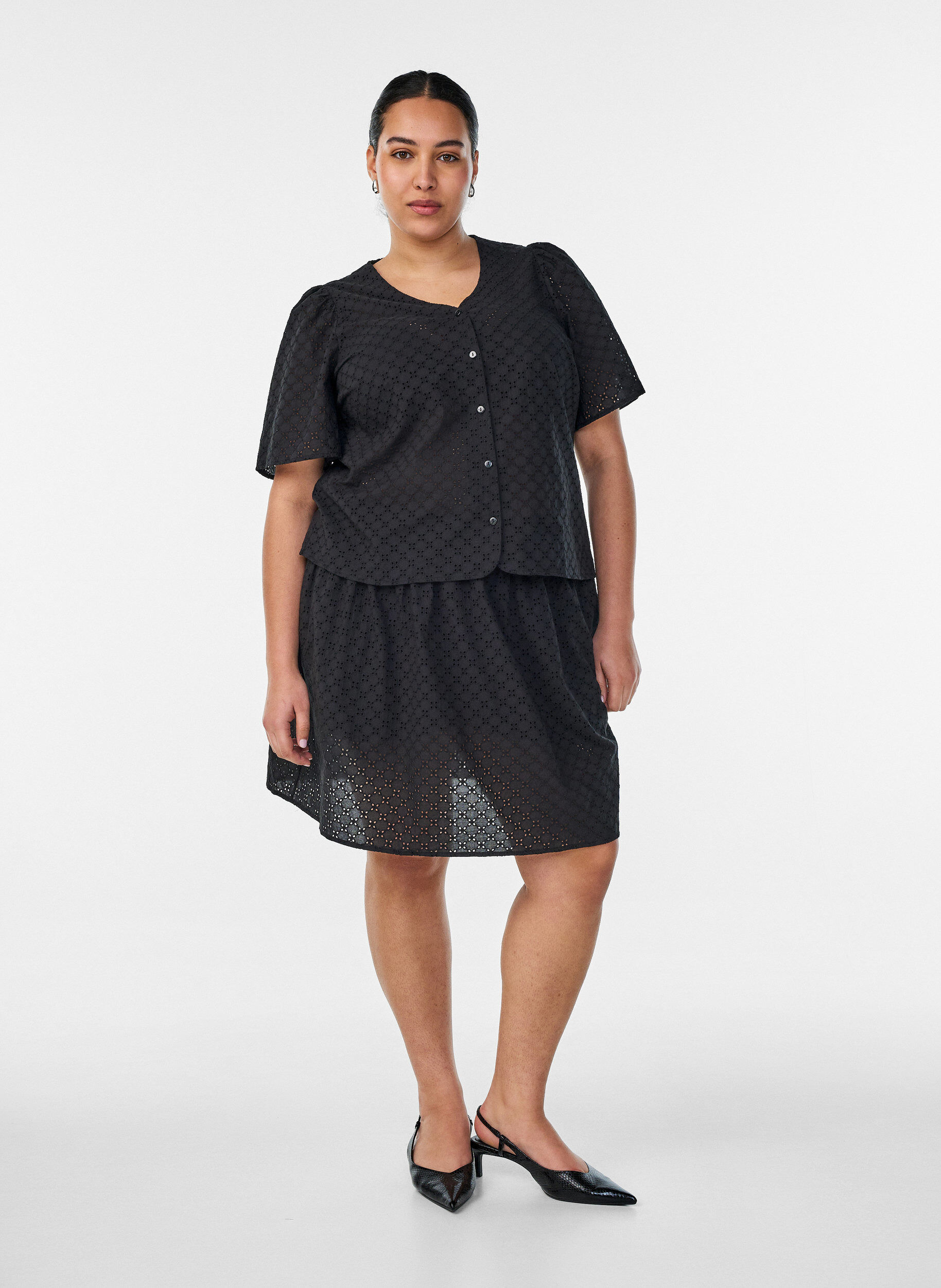ZizziBluse i broderie anglaise med knappelukking, Svart, Model image number 1