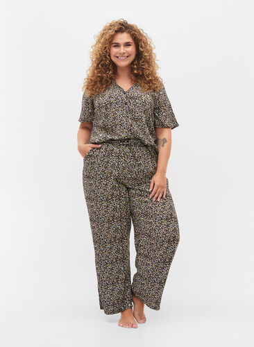 Løse pysjamasbukser i viskose med mønster, Black Flower AOP, Model image number 0