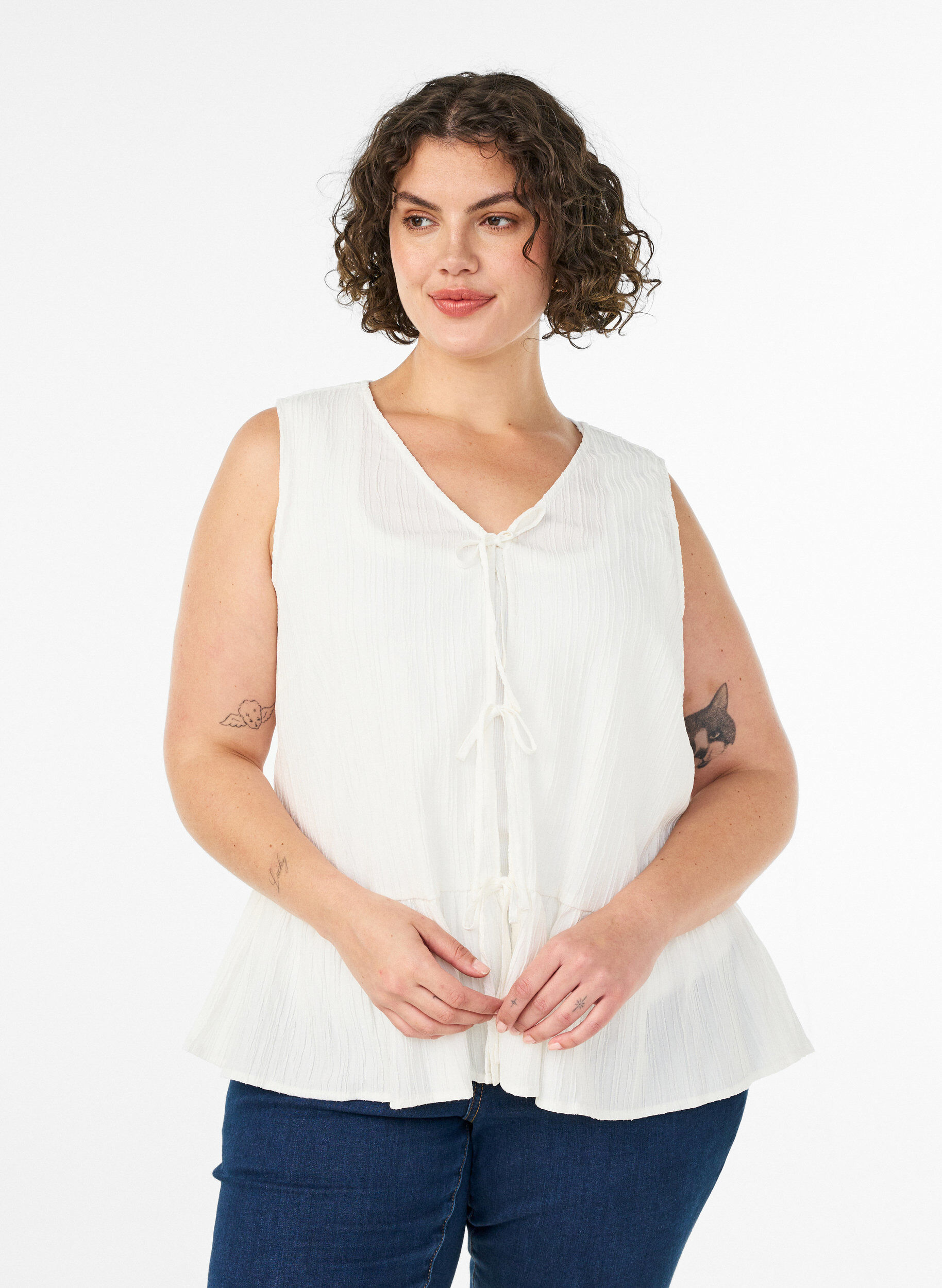 Ermel&oslash;s bluse med tekstur og knytelukking, Vanilje, Model