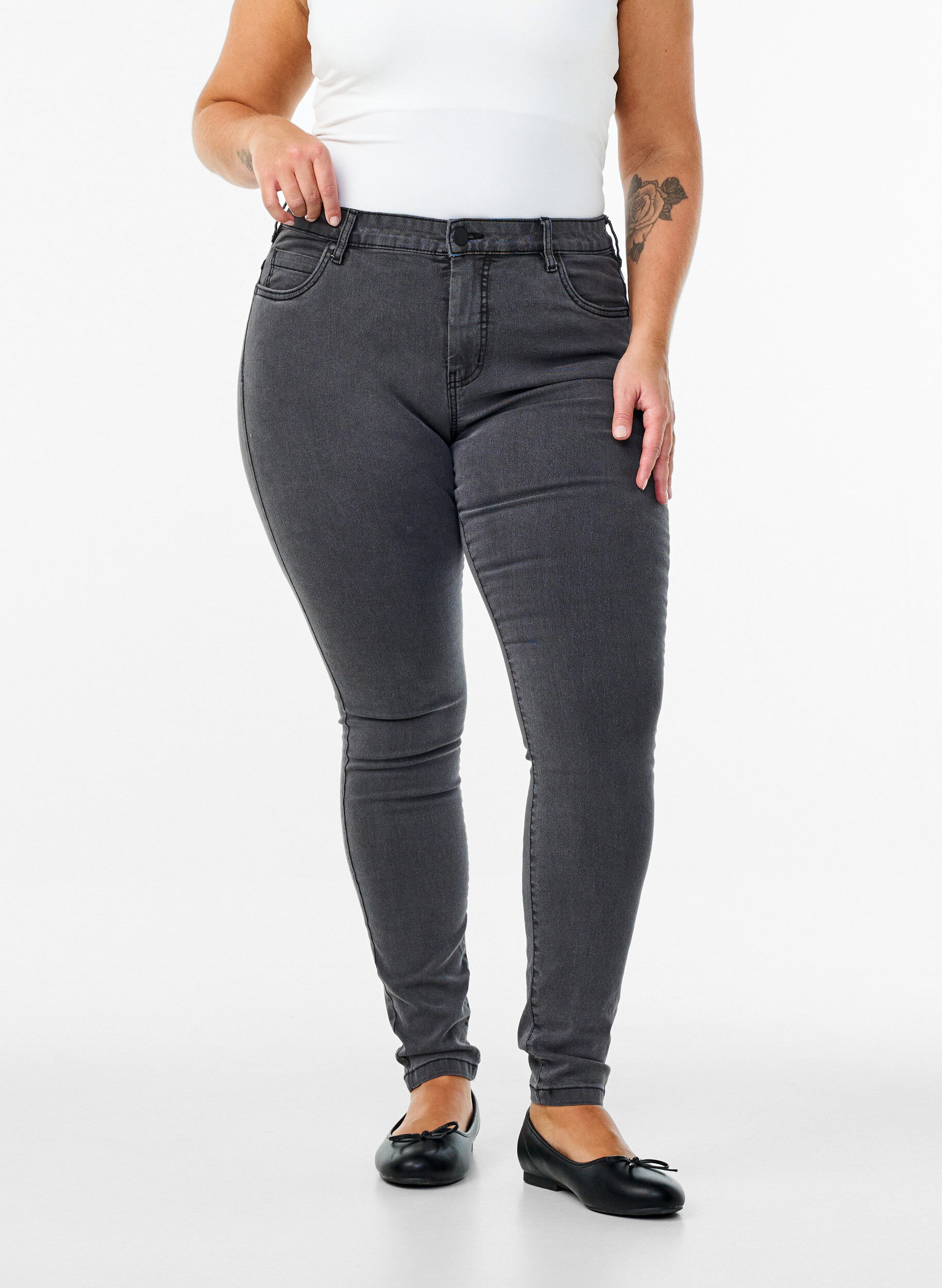 Zizzi Super slim Amy jeans med h&oslash;yt liv, Gr&aring;, Model image number 2