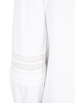 Bluse med ruffles og blondestrikk, Bright White, Packshot image number 3