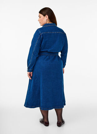 Zizzi Midiskjortekjole i denim med belte, Dark Blue Denim, Model image number 1