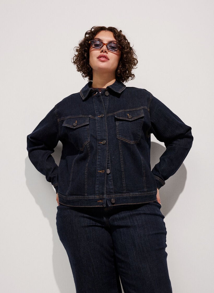 Klassisk denimjakke med kontrasts&oslash;mmer, Bl&aring;, Model