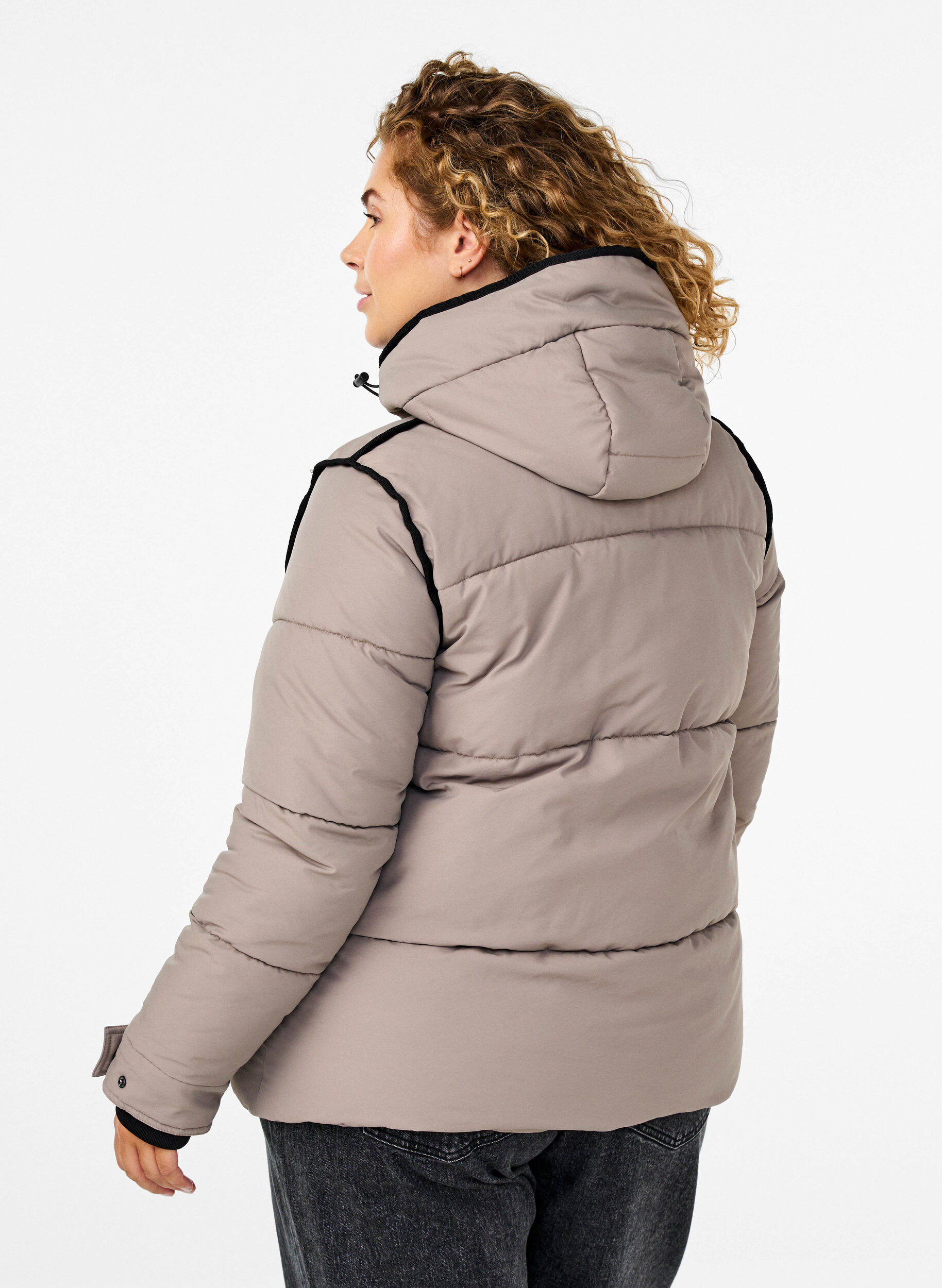 Zizzi Kort puffjakke med kontrastdetaljer, Beige, Model image number 2