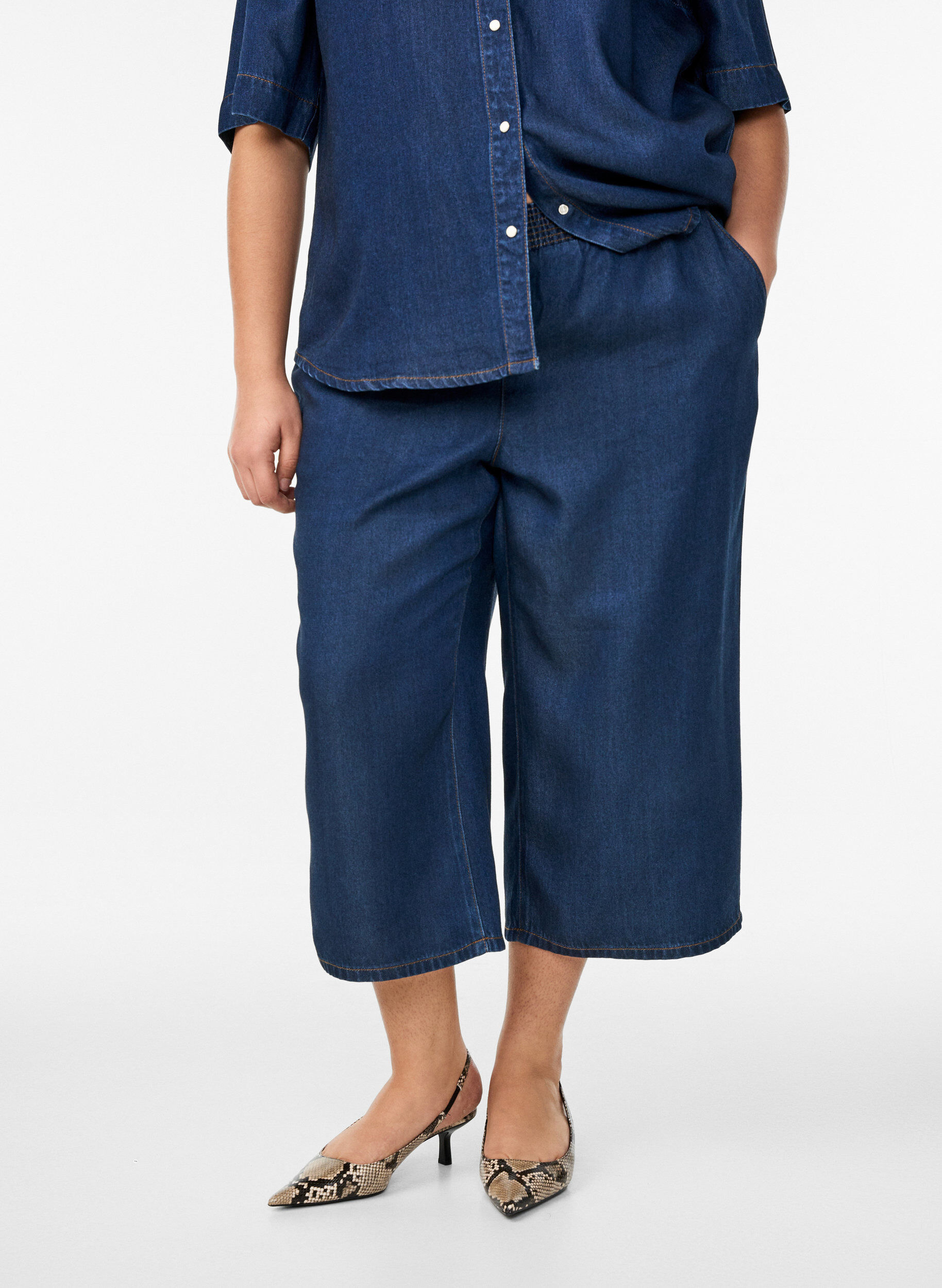 Zizzi Lyocell culotte-bukser med vide ben og plagg i denim, Bl&aring;, Model image number 2