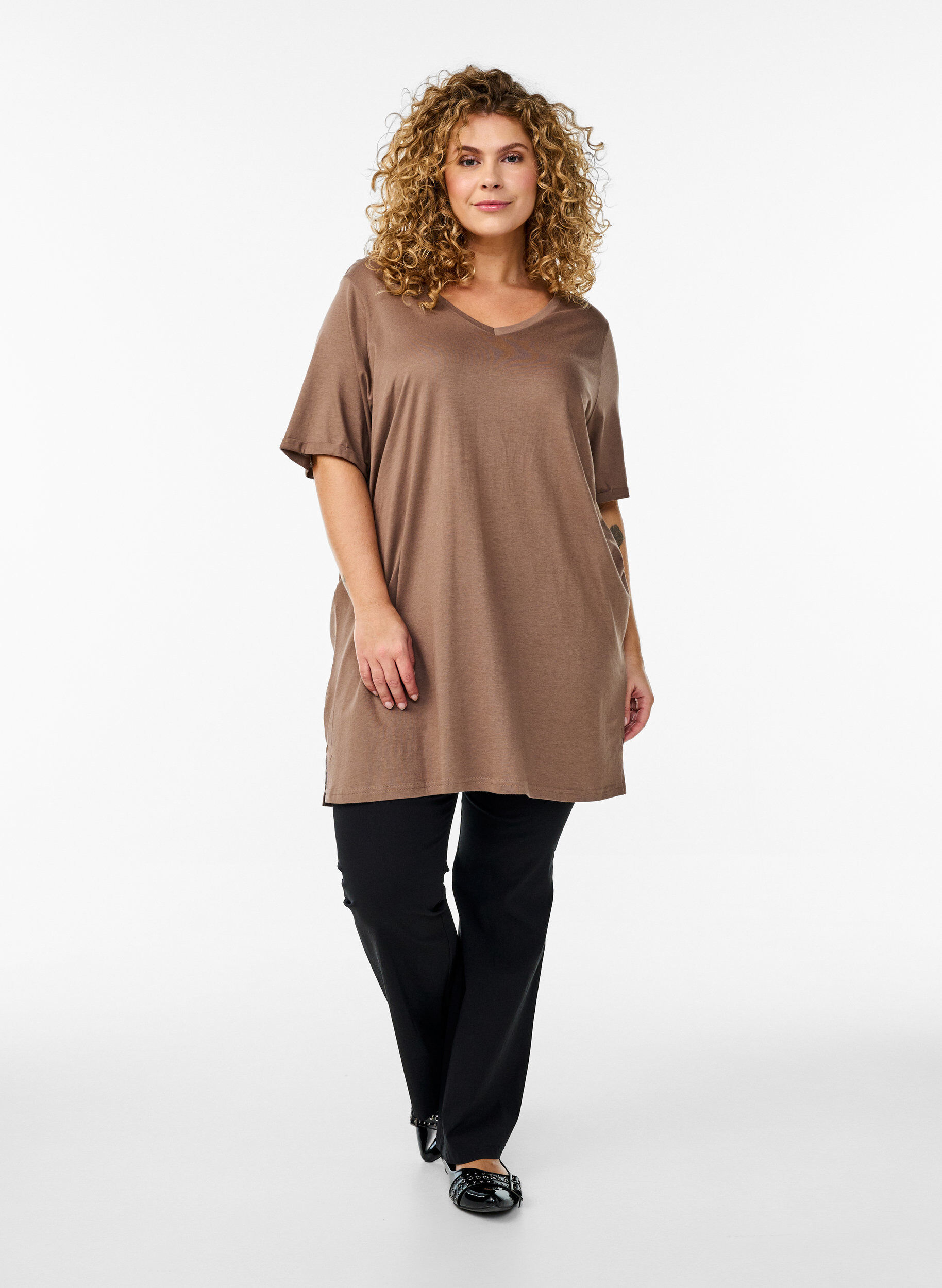 Zizzi Ensfarget oversized t-skjorte med V-hals, Brun, Model image number 1