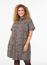 Denimskjortekjole med leopardtrykk, Brun Denimskjortekjole med leopardtrykk, Brun, Model