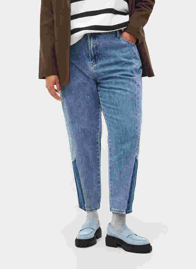 Cropped Mille mom jeans med colorblock, Blue denim, Model image number 2
