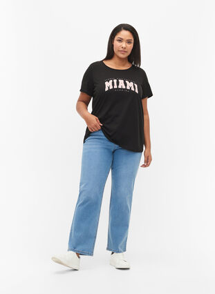 T-skjorte i bomull med mønsterdetalj, Black MIAMI, Model image number 2